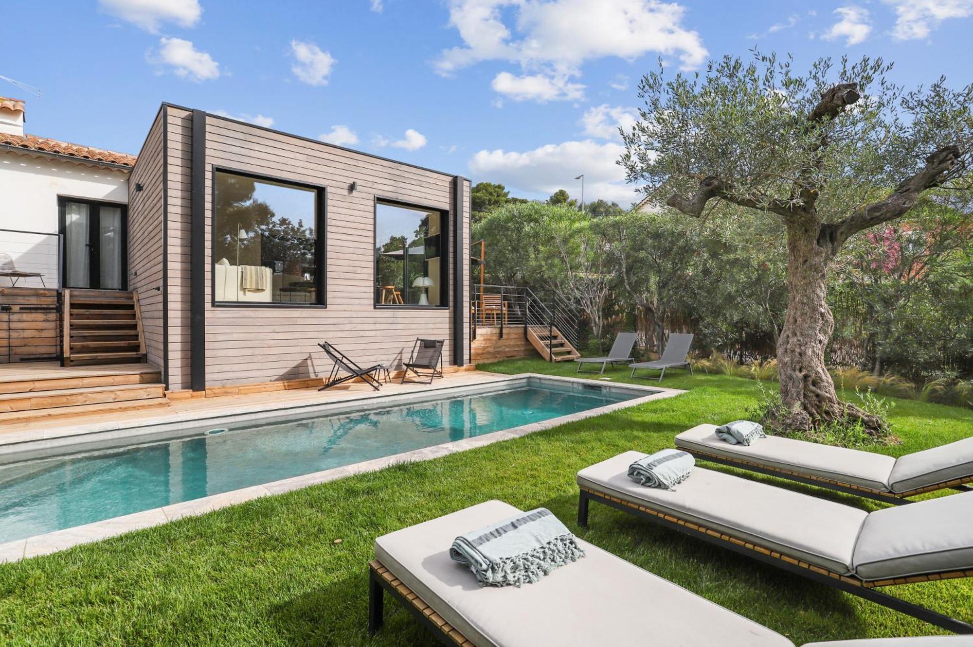 Villa La Temana, rénovée, piscine privée chauffée, grand jardin, plages et commerces à pied, à Cavalaire, près de Saint-Tropez Cavalaire-sur-Mer Exterior foto